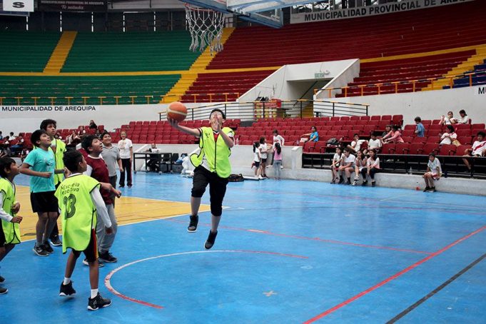 Niños del programa Academia del IPD practicaron básquet