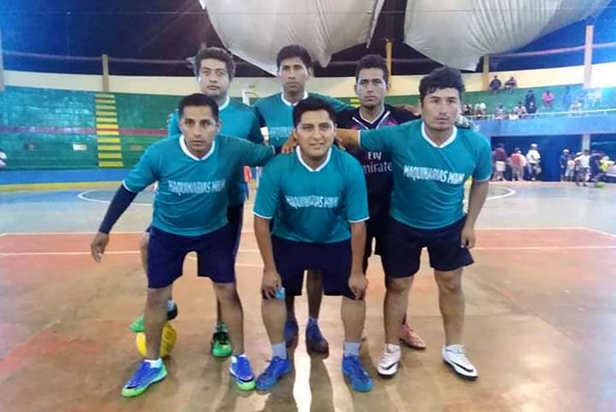 Jugadores demuestran su dominio del balón.