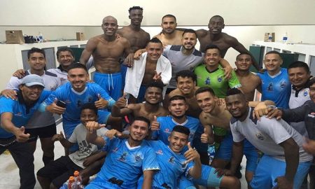 El plantel del Binacional celebró al máximo.