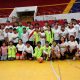 Niños del programa la Academia de Verano del IPD aprenden los fundamentos del básquet.