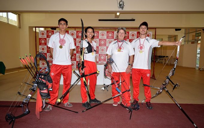 Primeros lugares en torneo de tiro con arco.