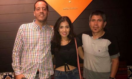 Julio Granda y el español Francisco "Paco" Vallejo, acompañados de la hija de Granda, Lereyda.