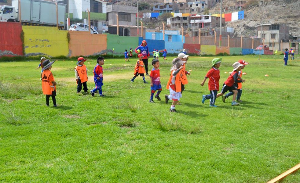 Los pequeños cada día aprenden las técnicas modernas del fútbol con el profesor Wilber Cari.