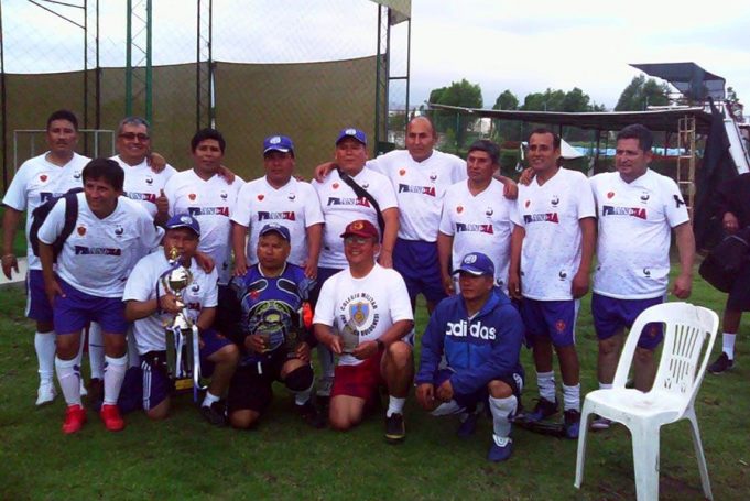 Los campeones con su trofeo del campeonato de fulbito.