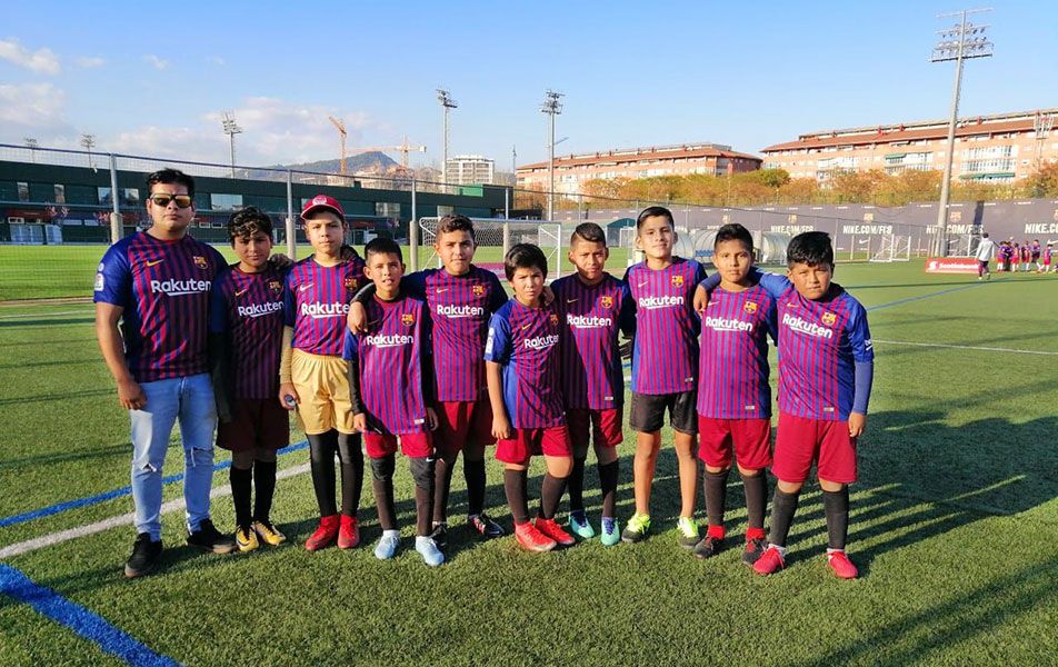 Niños de Arequipa conocen el club Barcelona en España