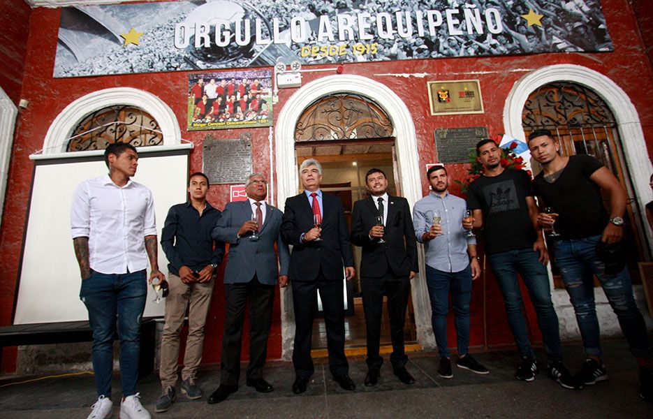 Con el brindis protocolar se dio por finalizado el coctel del cuadro sangre y luto. Hubo alegría y mucha camaradería