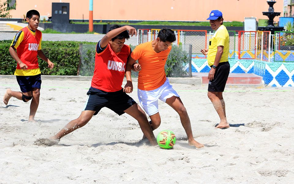 Arrancó el fútbol playa damas y varones Unsa