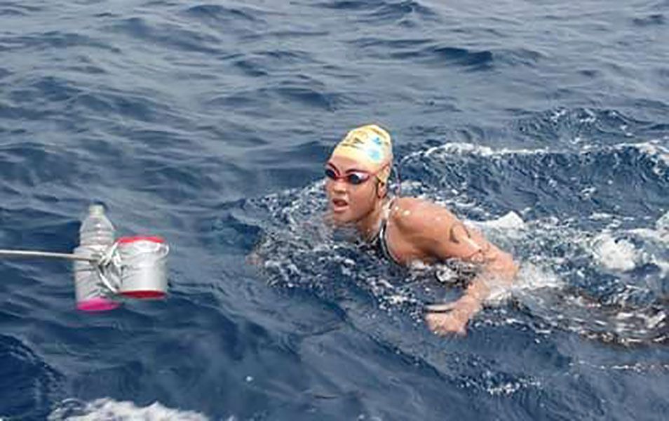 Puno: A pesar de la granizada, nadadora brasileña cruza el Titicaca
