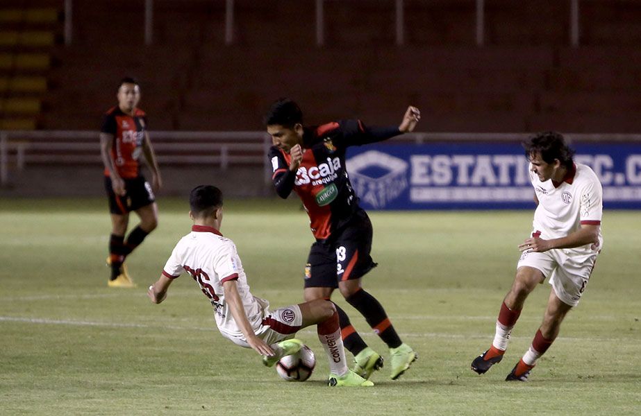 Los rojinegros no supieron aprovechar su dominio y se dejaron empatar al final del partido, tras un infantil penal cometido por Jhon Narváez