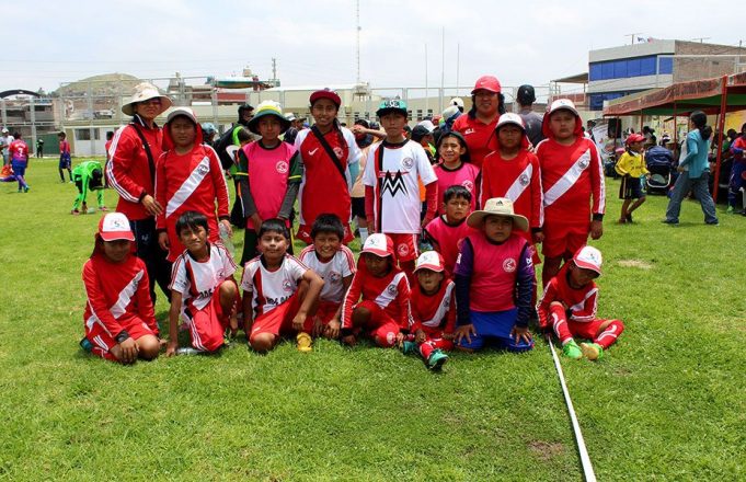 ADE Perú con jóvenes promesas del fútbol en Hunter.