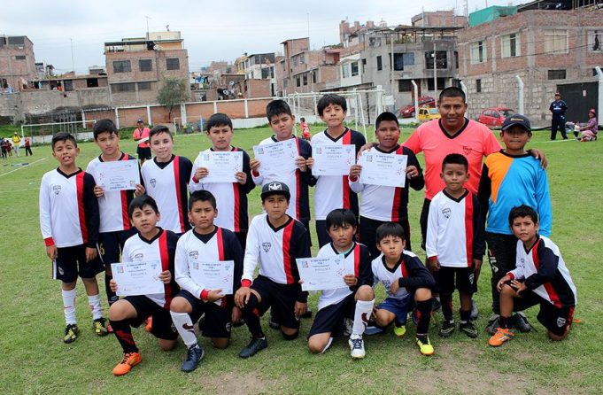 La Escuela Fútbol Cracks sub-12 estuvo al filo de clasificar.