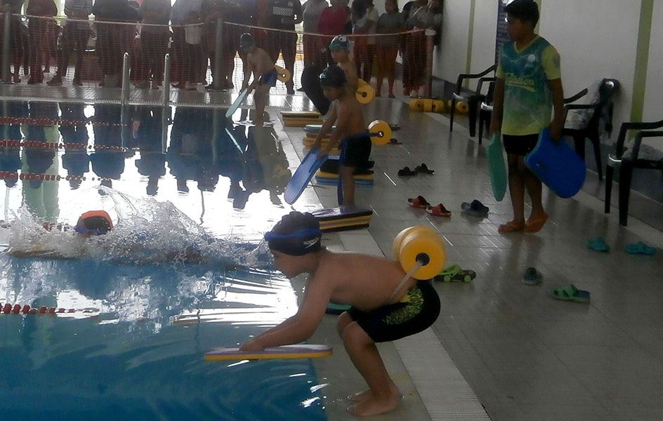 Encuentro acuático con pequeños que muestran mucho talento para la natación