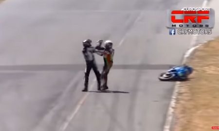 [VIDEO] Costa Rica: La increíble pelea de dos pilotos sobre una moto en plena carrera