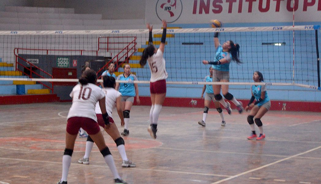 Ayer se jugó la cuarta fecha suspendida en en coliseo Cerrado.