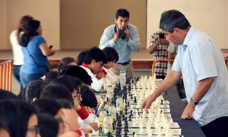 El campeón mundial jugó una simultánea con los niños.