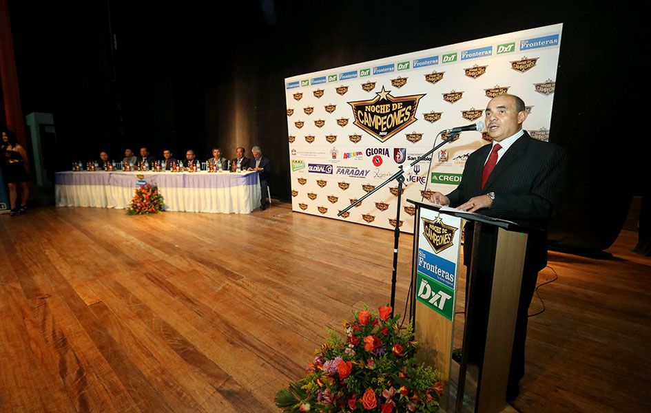 Noche de Campeones: Condecoran a deportistas destacados