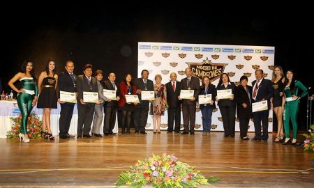 Agradecimiento y distinción especial a todos nuestros auspiciadores. Se les entregó medalla y diploma.