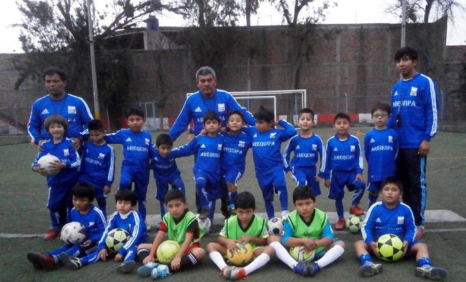 Profesor Cristóbal La Torre y su escuela de fútbol en Los Palitos