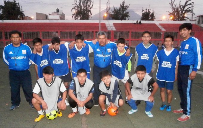 Los jóvenes también trabajan en Los Palitos.