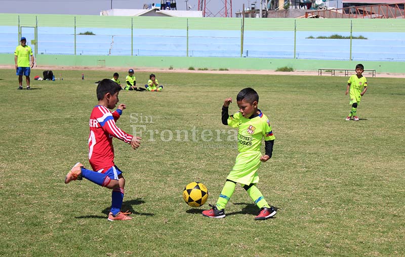 Los pequeños futbolistas se divierten y practican deporte