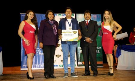 La madre del destacado voleibolista Daniel Urueña Yufra y el voleibolista Carlos Mamani Quiroz junto al presidente del directorio de Caja Tacna Duberli Quispe Casilla en la Noche de Campeones 2018.