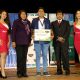 La madre del destacado voleibolista Daniel Urueña Yufra y el voleibolista Carlos Mamani Quiroz junto al presidente del directorio de Caja Tacna Duberli Quispe Casilla en la Noche de Campeones 2018.