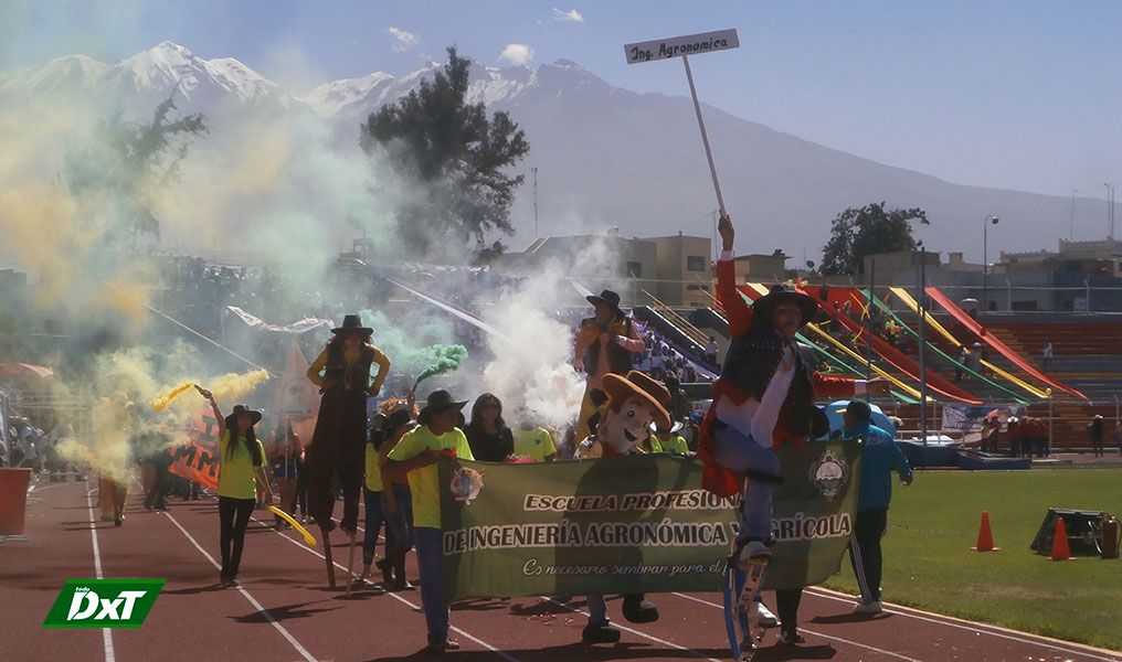 Masiva fue la inauguración de los Juegos Cachimbos de la Universidad Católica Santa María en el estadio Melgar