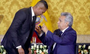 Gobierno de Ecuador homenajea a Valencia tras su salida del Manchester United