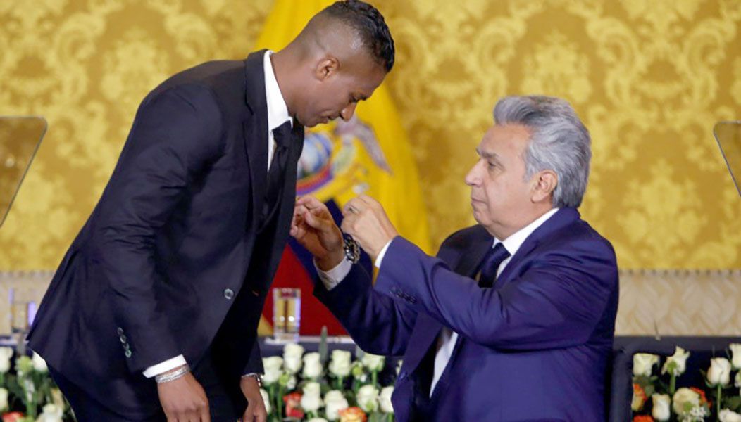 Gobierno de Ecuador homenajea a Valencia tras su salida del Manchester United