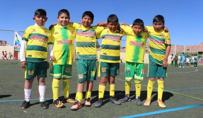 Los niños de las divisiones menores del Credicoop San Román.