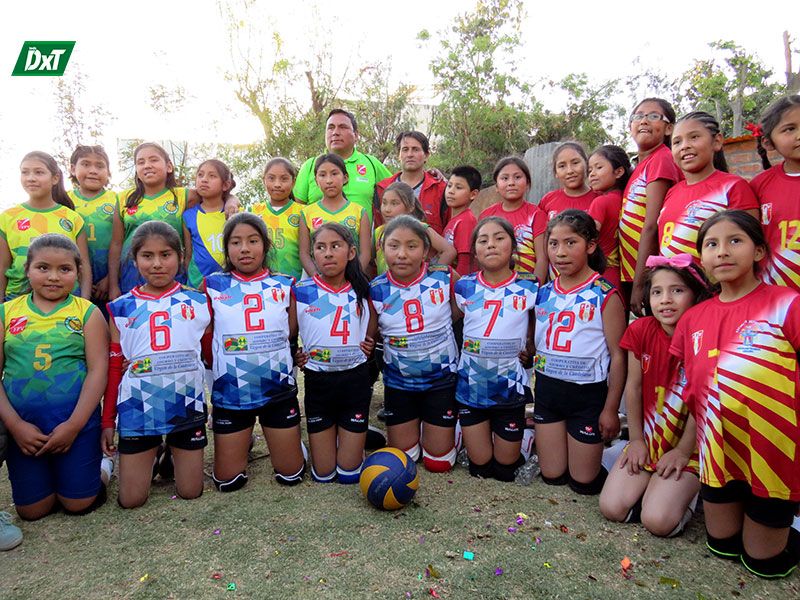 Las niñas de Mendel junto a las otras pequeñas que compitieron en Arequipa.