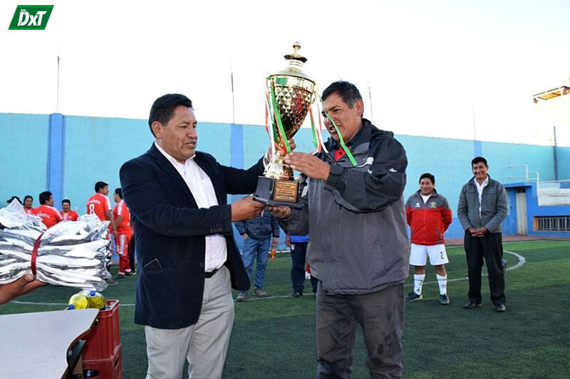 Alcalde Hancco entrega el trofeo de campeón al capitán de Asillo.