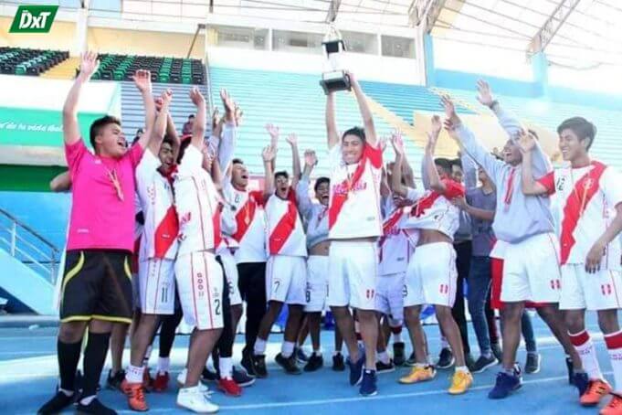 La sub-15 con el trofeo de campeón.