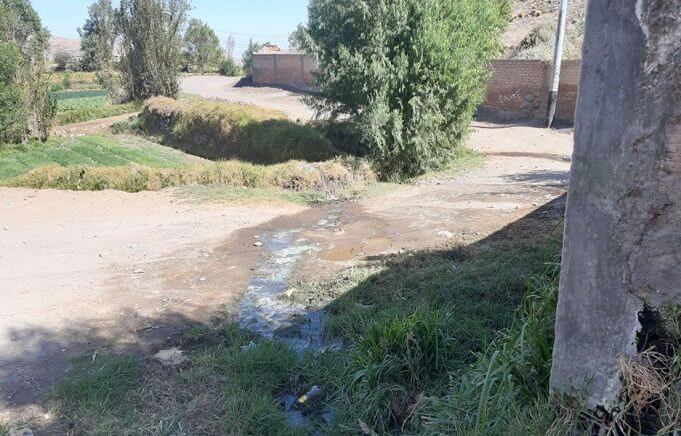 El riachuelo desemboca directamente en acequia de regadío.