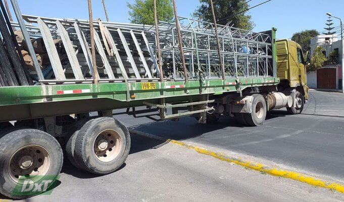 Ingresando estructuras al estadio Melgar.