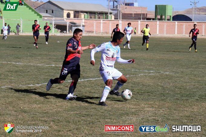 Por momentos el partido fue muy luchado en el mediocampo.