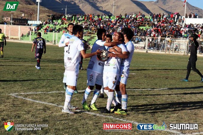 Celebran los mineros porque siguen con vida.