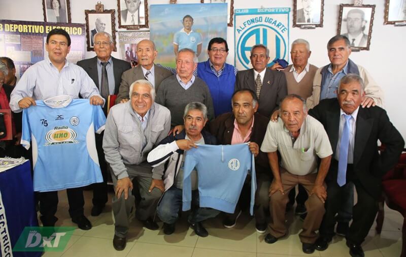 Exfutbolistas tacneños recibieron emblema municipal