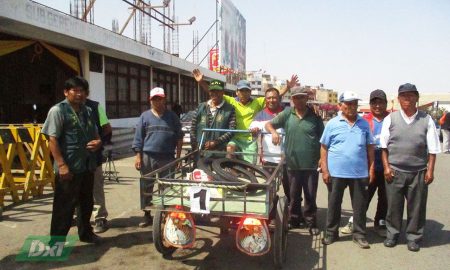 Jorge Ancco celebró ayer el primer lugar junto con sus compañeros.