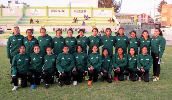 Las jugadoras recibieron buzos entregados por la Fifa.