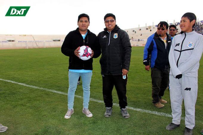 Uno de los ganadores del sorteo de doce pelotas de fútbol.