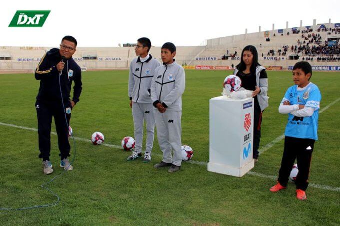 Jefe de prensa e imagen junto a hinchas en sorteo de balones.