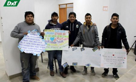 Arce con los concursantes al mejor cartel de aliento al equipo.
