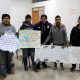 Arce con los concursantes al mejor cartel de aliento al equipo.
