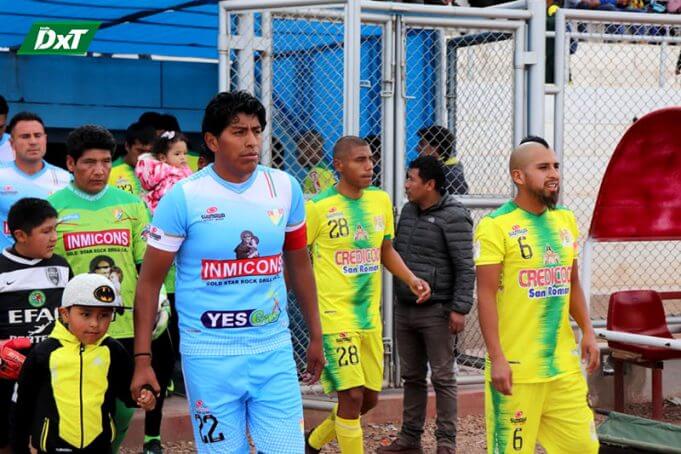 Los capitanes Añamuro y Vásquez en el ingreso al campo.