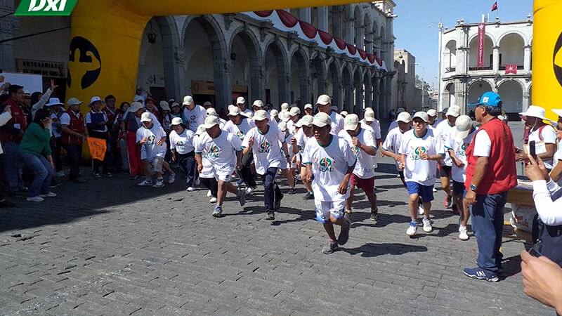 Deportistas se esforzaron durante la carrera.