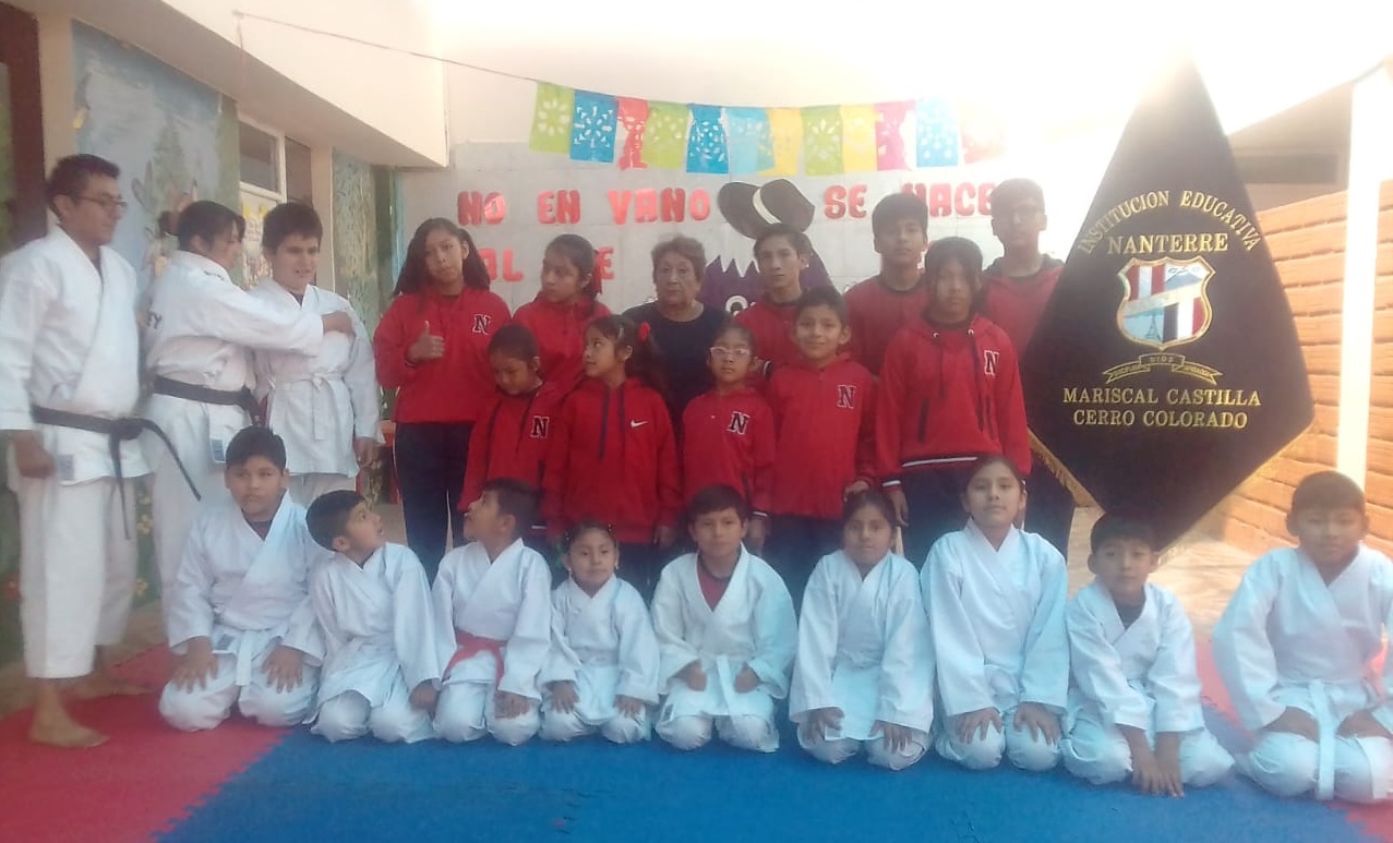 Los estudiantes que forman parte del taller de karate, disciplina deportiva que se practica intensamente en el colegio Nanterre.