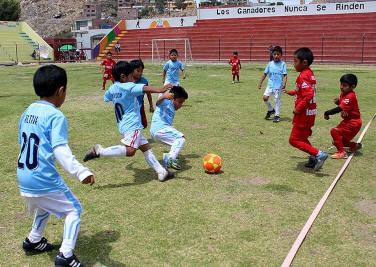 Fútbol de menores en Miraflores