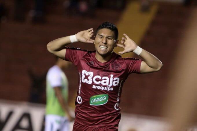 Arakaki celebra su gol haciendo oídos sordos.