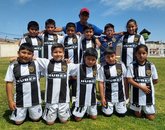 Los pequeños del Juventus F.C. junto a su entrenador.